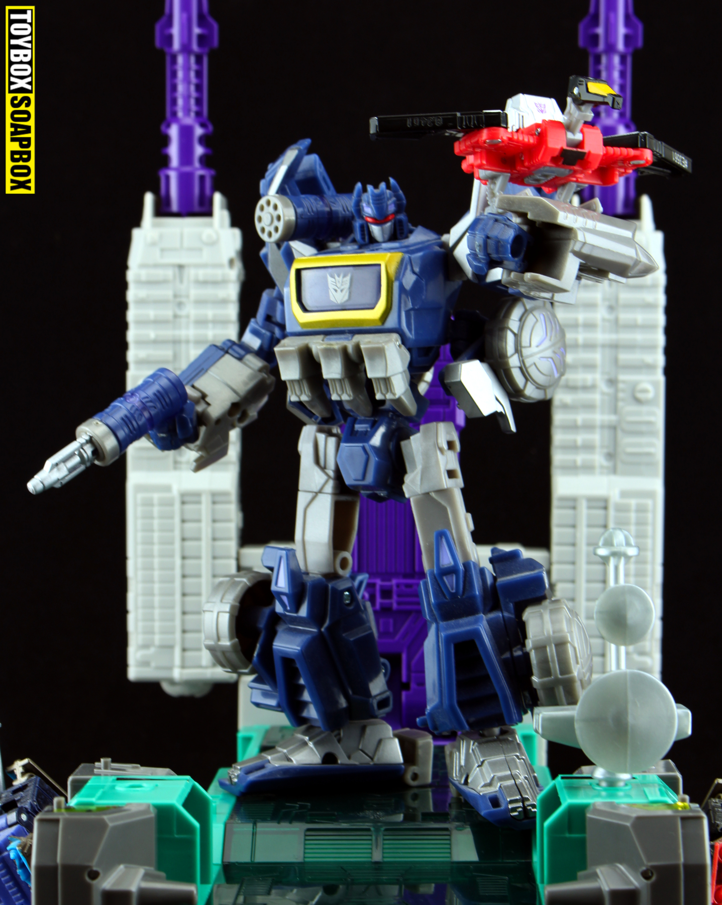 war for cybertron soundwave with laserbeak