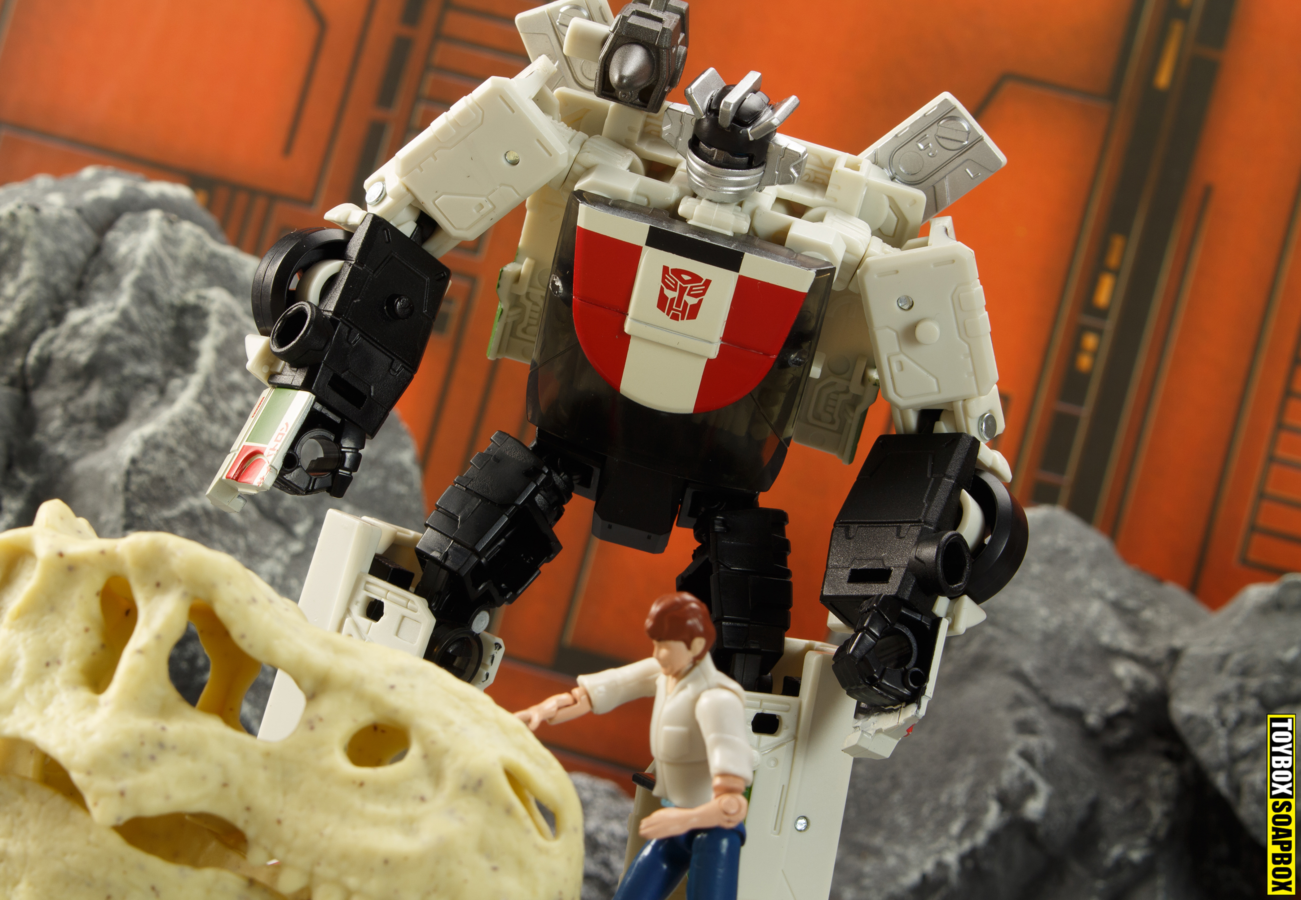 spike earthrise wheeljack find a dinosaur skull