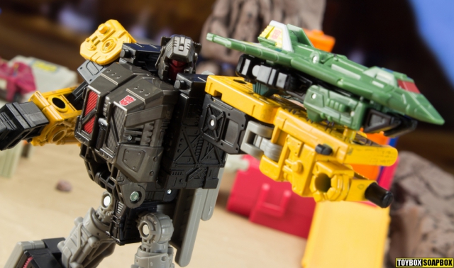 Transformers siege groundsharker with earthrise ironworks