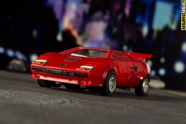 sideswipe-transformers-g1-lamborghini-countach-1