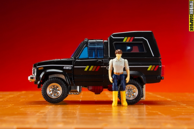 trailbreaker-transformers-toyota-hiliux-spike