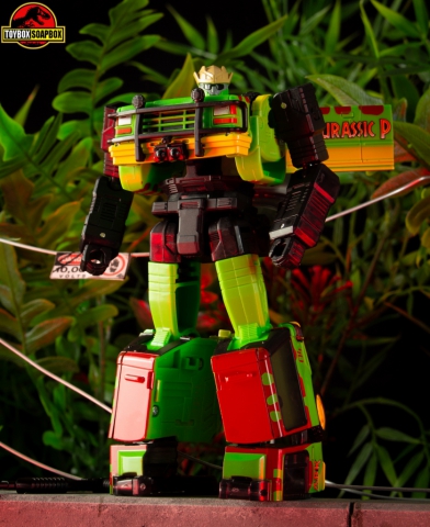 JP-93-Explorer-transformers-jurassic-park-robot-mode.